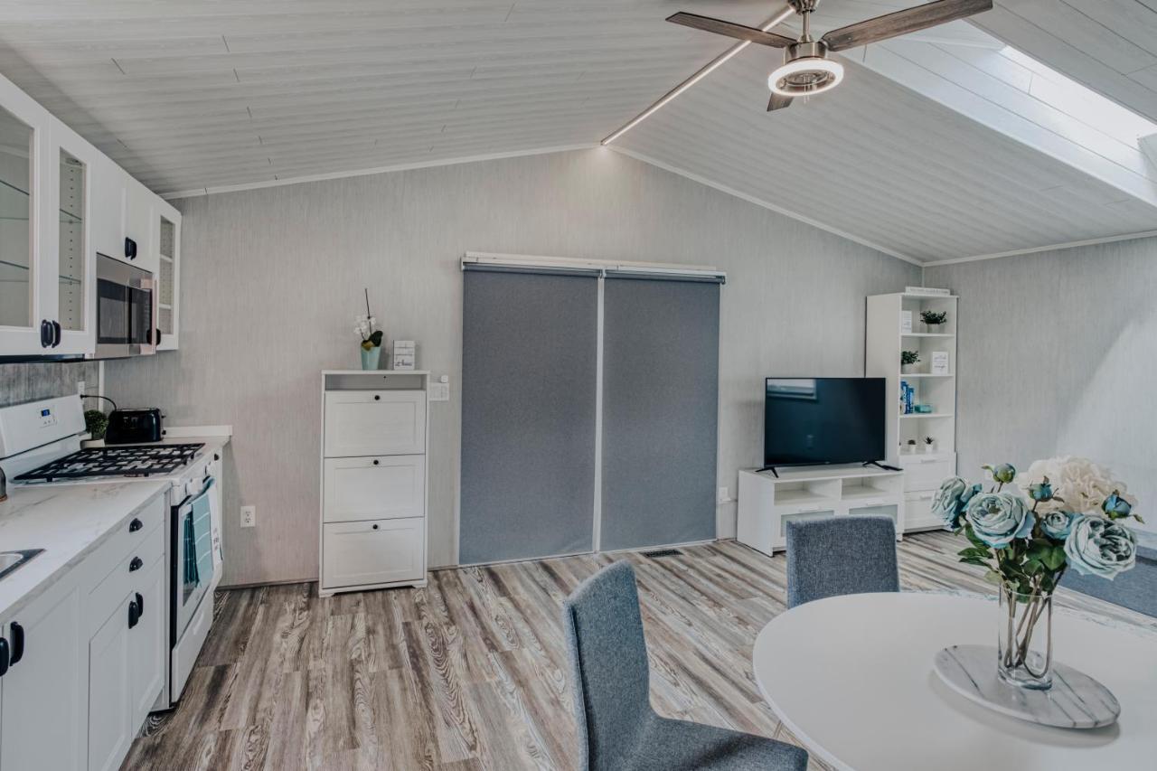 Modern & Cozy Stand-Alone Apartment - Perfect Stay Painted Post Exterior foto