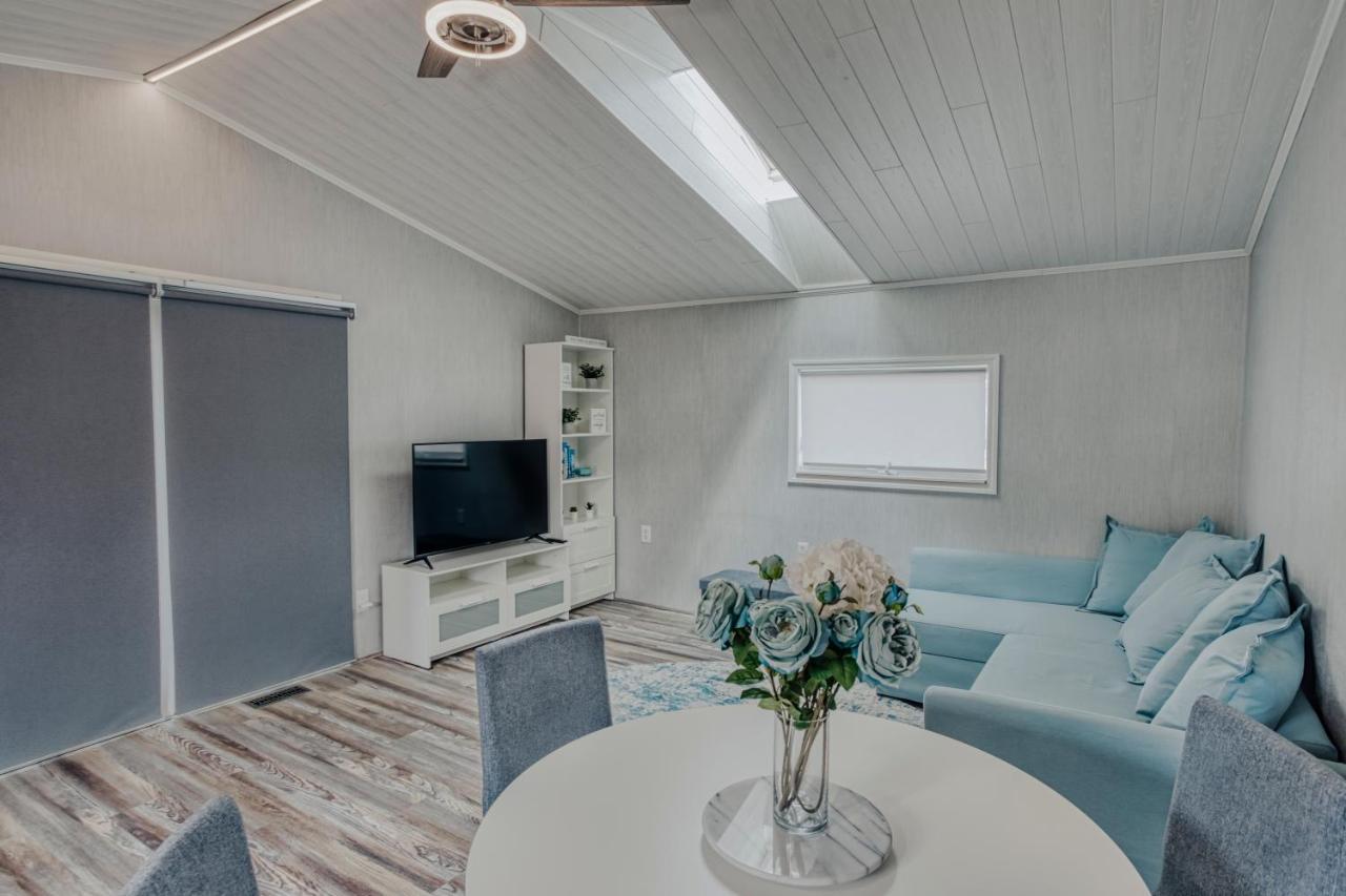 Modern & Cozy Stand-Alone Apartment - Perfect Stay Painted Post Exterior foto